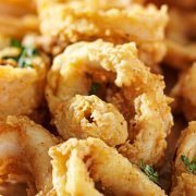 Calamari fritti: se li cucini così, saranno croccanti fuori e morbidi dentro. Da leccarsi le dita!