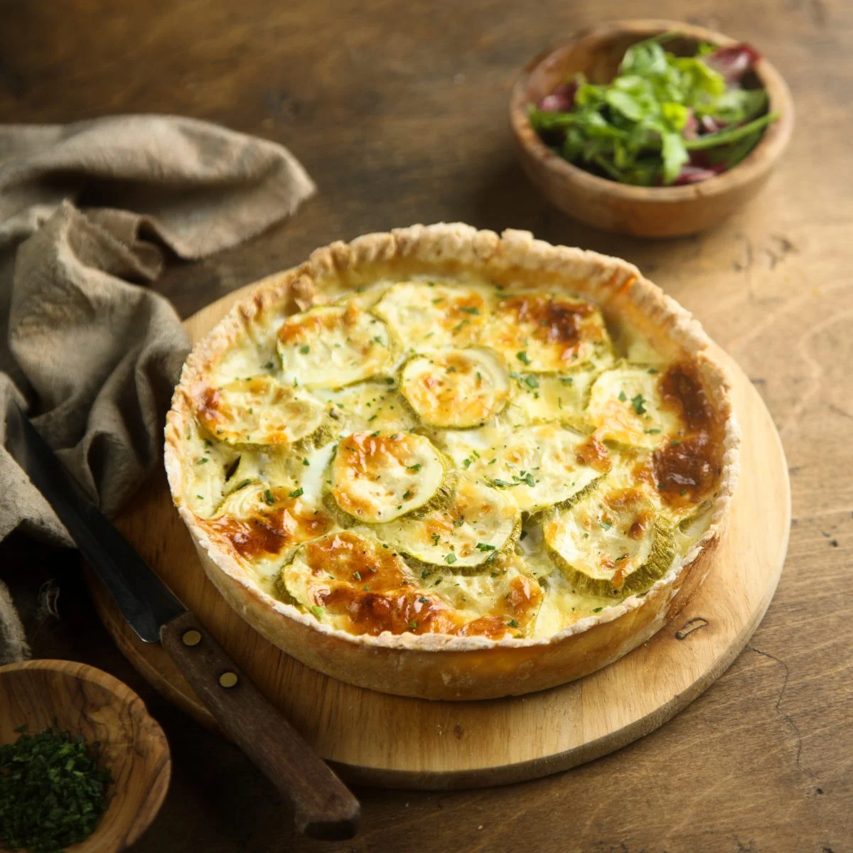 Der herzhafte Kuchen mit Zucchini, Pesto und Käse: eine unwiderstehliche Sommerköstlichkeit!