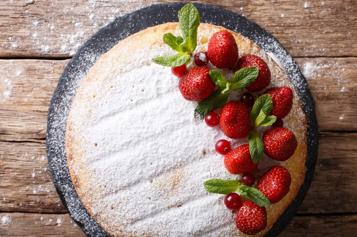 Torta alle fragole la prepari in cinque minuti: sofficissima e golosa!