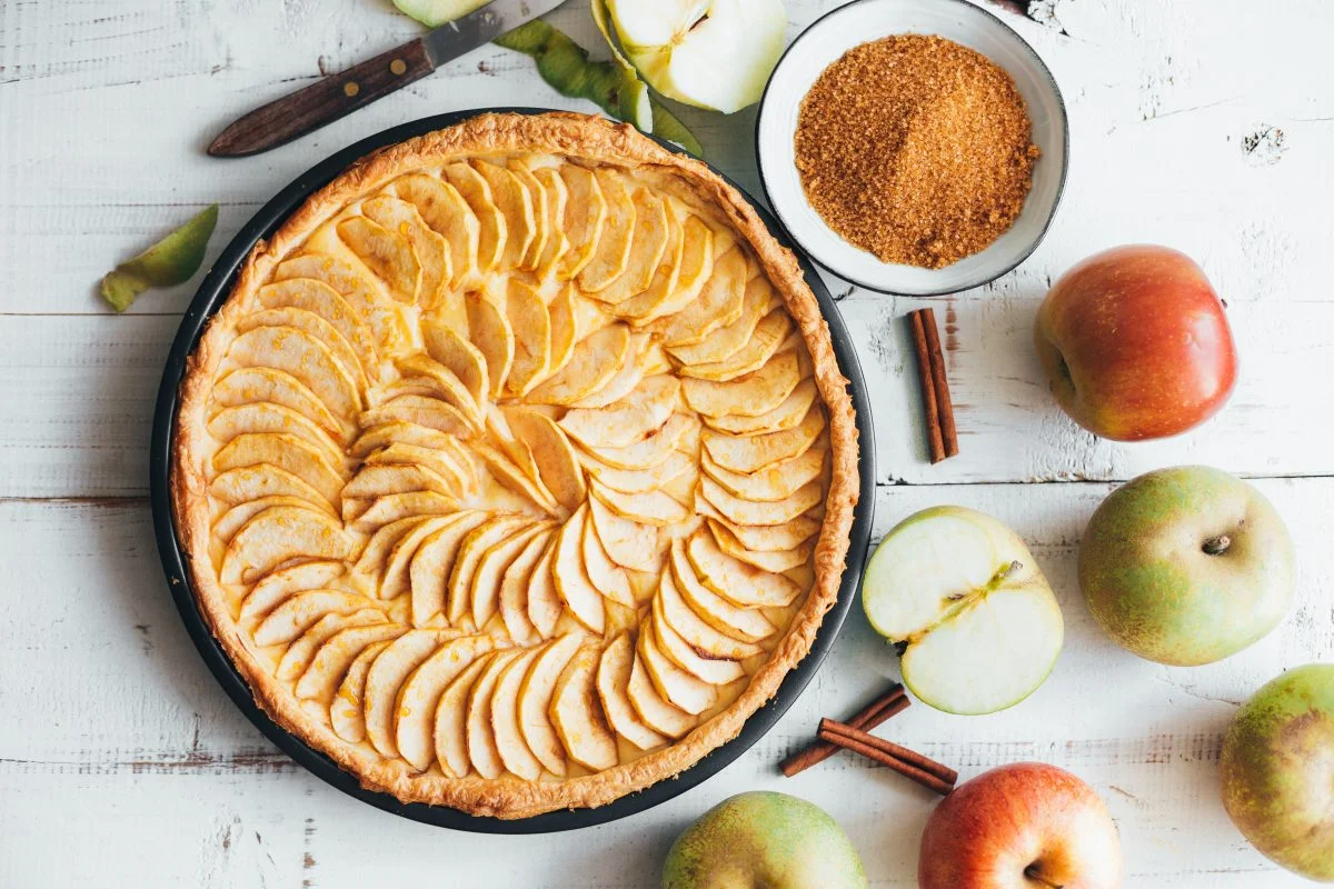 Torta di mele in pasta sfoglia: in tavola in solo 10 minuti!