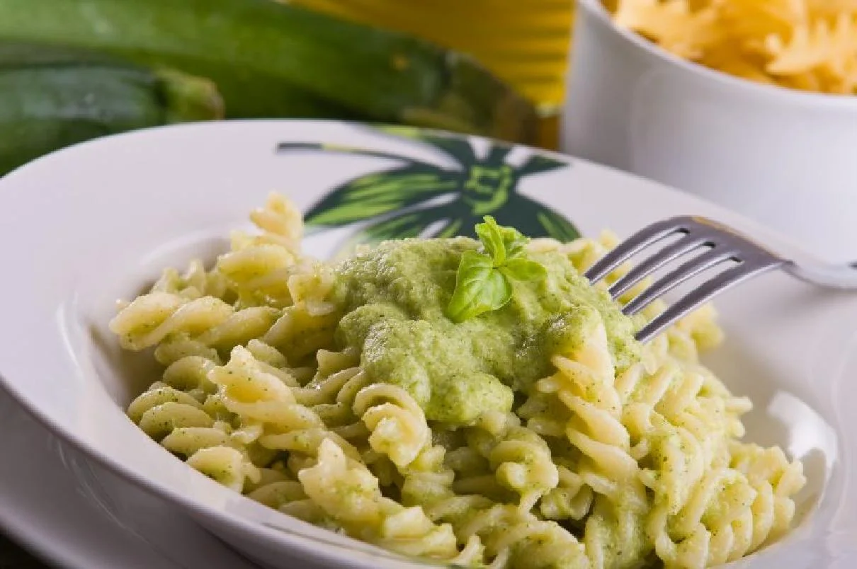 Pasta con crema di zucchine: il primo piatto veloce ottimo per la dieta, solo 380 calorie!