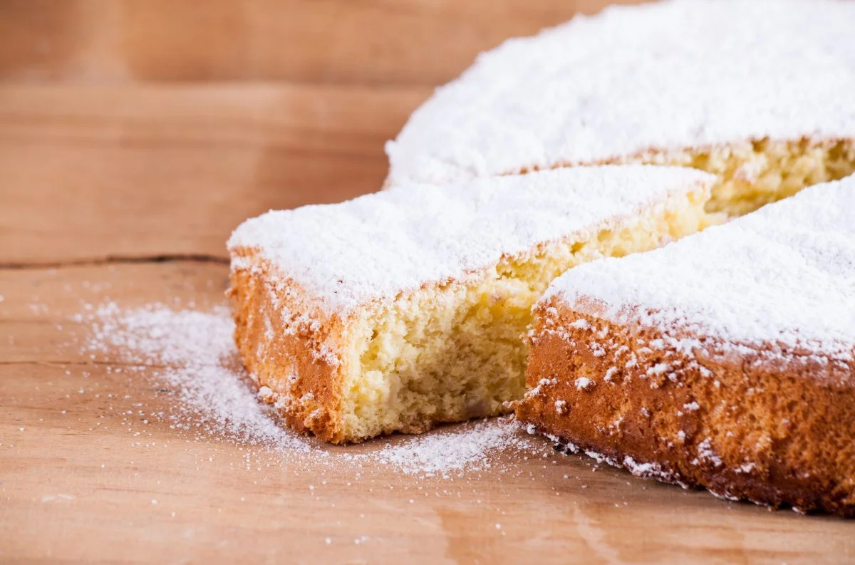 Torta light al limone: morbida, umida, senza uova, latte e burro. Deliziosa davvero!