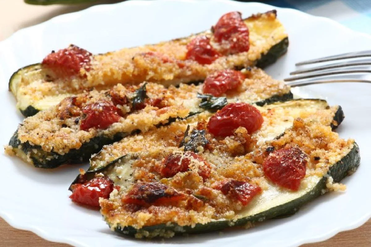 Zucchine gratinate al forno con pomodorini: la nonna li faceva così!