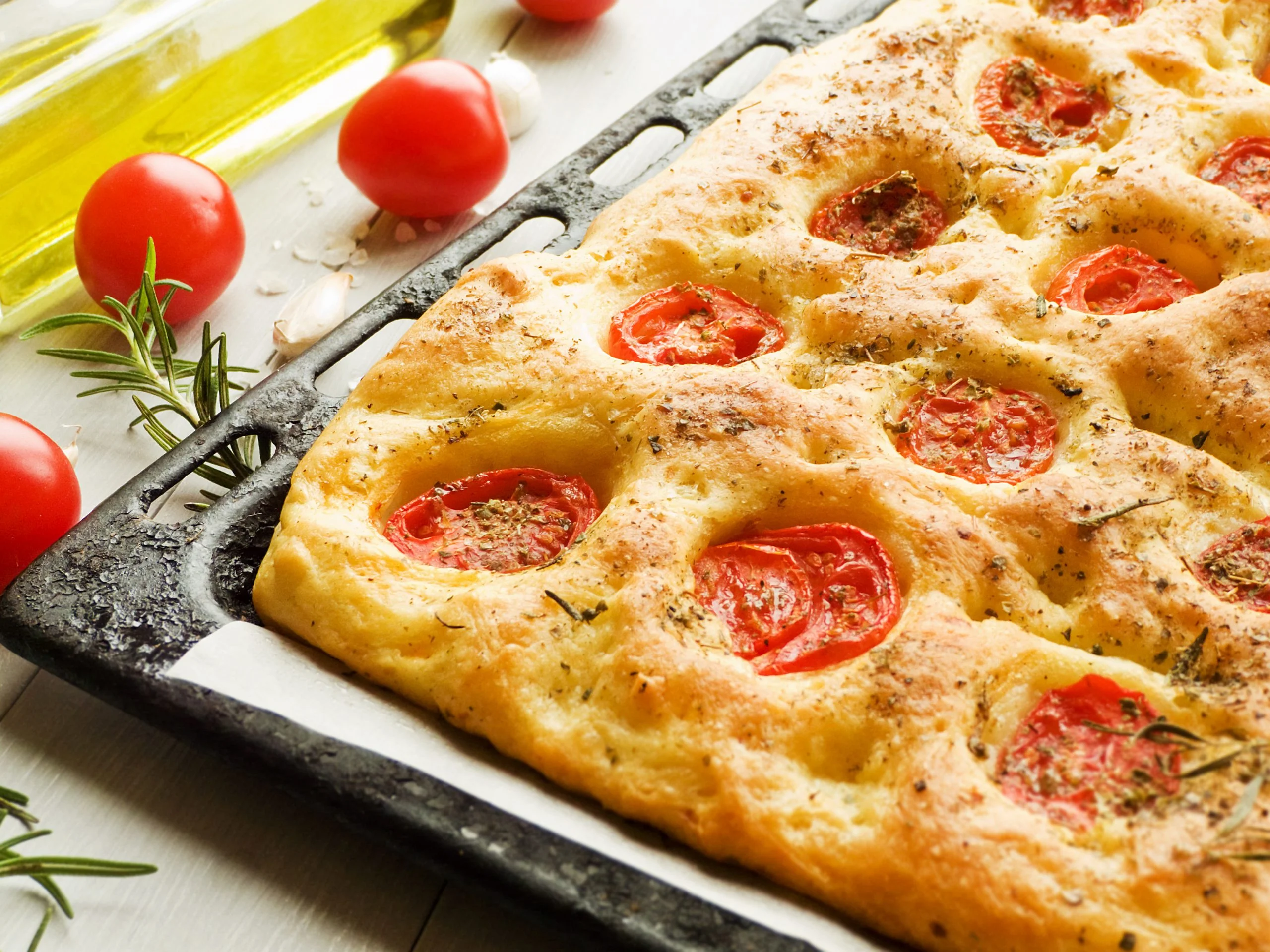 Focaccia coi pomodorini a modo mio | La ricetta super veloce!