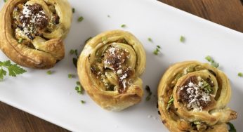 Zucchine, formaggio e acciughe in pasta sfoglia: l’aperitivo goloso per tutti!