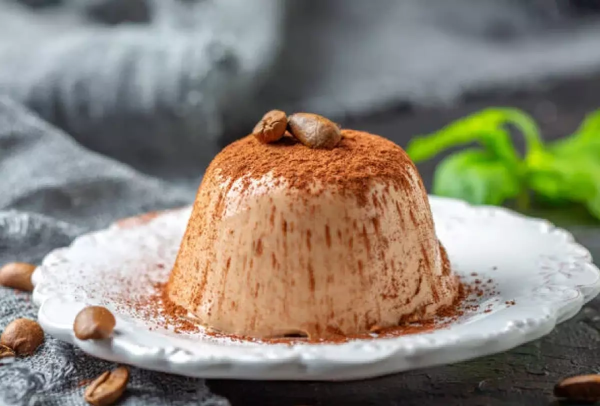 Il semifreddo al caffè | Solo due tazzine di caffè ristretto, panna e zucchero per un dolce da favola!