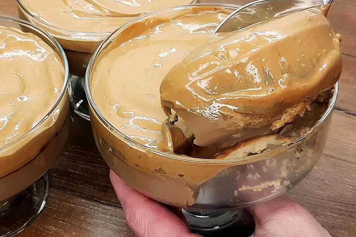 Feines Kaffee-Semifreddo: sehr wenige Zutaten. Lecker und mit nur 130 Kalorien!