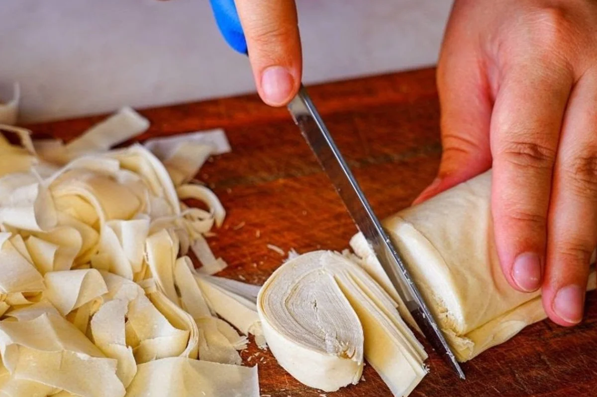 Con un rotolo di pasta fillo ti preparo un rustico strepitoso in 5 minuti | Croccante e gustoso!