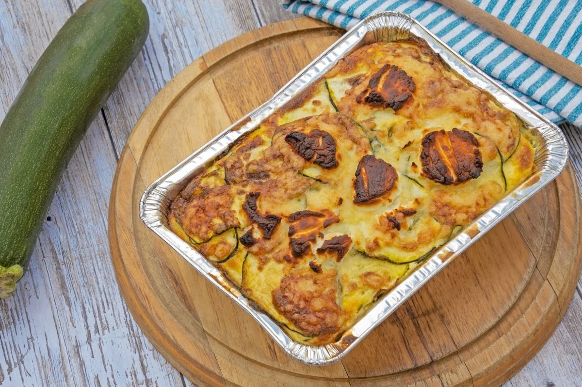 La parmigiana di zucchine light | Metti tutto a crudo in teglia ed è buonissima!