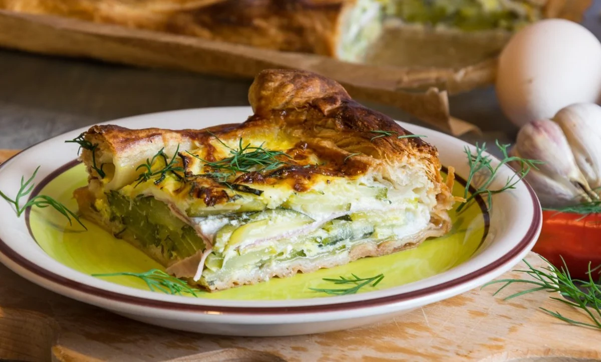 Metti le zucchine a crudo e forma dei strati: la torta invisibile croccante fuori, cremosa dentro!