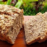 Il PANE DELLA FELICITA’ | Aiuta l’intestino ed è buonissimo | Ricetta facile La salute passa prima di tutto dall’intestino e questo pane all’avena e semi di chia favorisce la tua motilità, aiutandoci a stare sempre meglio. È stato provato scientificamente, infatti, che l’intestino è il nostro secondo cervello! Pur avendo solo un decimo dei suoi neuroni, è in grado di fissare le emozioni, rilasciando l’ormone della felicità, la serotonina. Gli stimoli che riceve sono anche legati al cibo che consumiamo. Mangiare bene, quindi aiuta il benessere fisico ed emotivo, permettendoci di vivere appieno ogni momento. Che aspettate allora? Provate questa ricetta fenomenale e facilissima! Ne avrete grandi benefici! Il pane della felicità: ingredienti e preparazione Per questa ricetta procuratevi: acqua del rubinetto, 250 ml minerale naturale, 250 ml farina d’avena. 750 g semi di chia, 3 cucchiai semi misti tra: Miscela di semi: girasole, 55 g zucca, 55 g sesamo, 55 g lino, 55 g zucchero muscovado o grezzo, 1 cucchiaio sale, ½ cucchiaino lievito secco (per il pane fatto in casa), ½ cucchiaino per decorare: fiocchi d'avena e mix di semi Ungete con un filo d’olio uno stampo rettangolare da 19x9 centimetri per lato. Mettete i semi di chia in una ciotolina, unite una tazza di acqua corrente (250 ml) e lasciateli in ammollo per mezz’ora circa. Nel mentre, inserite i semi di sesamo, di girasole, di lino e di zucca nel mixer da cucina e frullateli per ottenere una polvere farinosa. Trasferitela in un recipiente con la farina di avena e mescolate con cura per uniformare. Realizzate un buco al centro e inserite lo zucchero, il sale, il lievito e amalgamate nuovamente. Incorporate ora i semi di chia senza scolarli, poi aggiungete ancora una tazza di acqua naturale (250 ml). Iniziate ad impastare con un mestolo o con un cucchiaio. Dovete ottenere un composto umido e colloso. Trasferitelo nella tortiera e livellate la superficie. Distribuite i fiocchi d’avena e altri semini e lasciatelo riposare per un’ora, un’ora e mezza in un luogo fresco e asciutto. Deve lievitare bene. Nel mentre, preriscaldate il forno a 180°. Trascorso il tempo indicato, infornate per 45/50 minuti Sfornate e lasciate intiepidire, solo dopo sfornatelo e affettatelo. Ora gustatelo. È una meraviglia! Tutto chiaro? Se così non fosse, guardate il video!