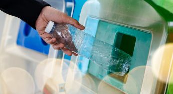 Trasforma le bottiglie di plastica in buoni spesa | Ecco in quali supermercati puoi farlo | L’elenco completo