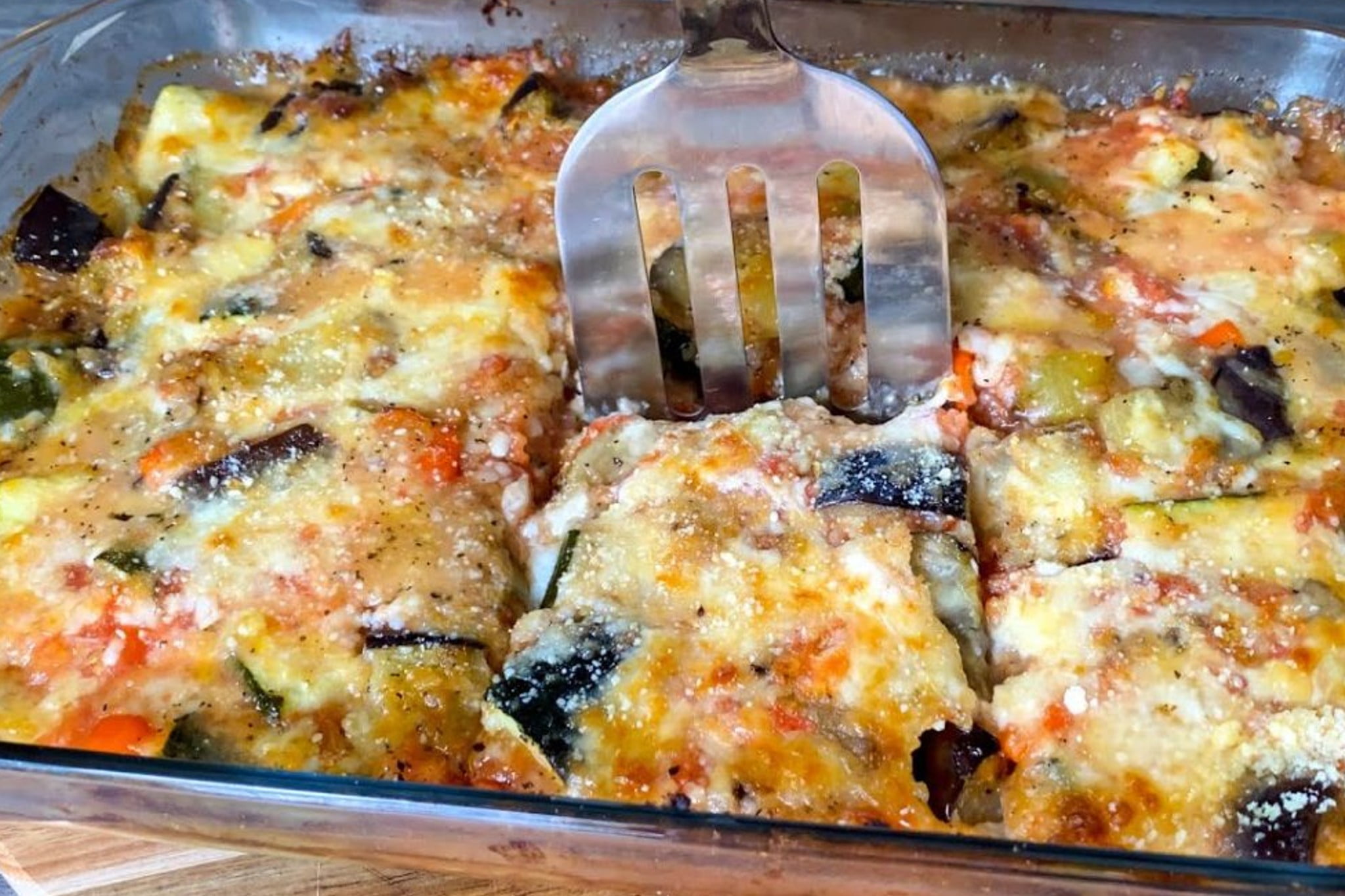 Pochi ingredienti, pochi minuti | La TORTA SALATA DI SOLE VERDURE è la cena perfetta stasera!
