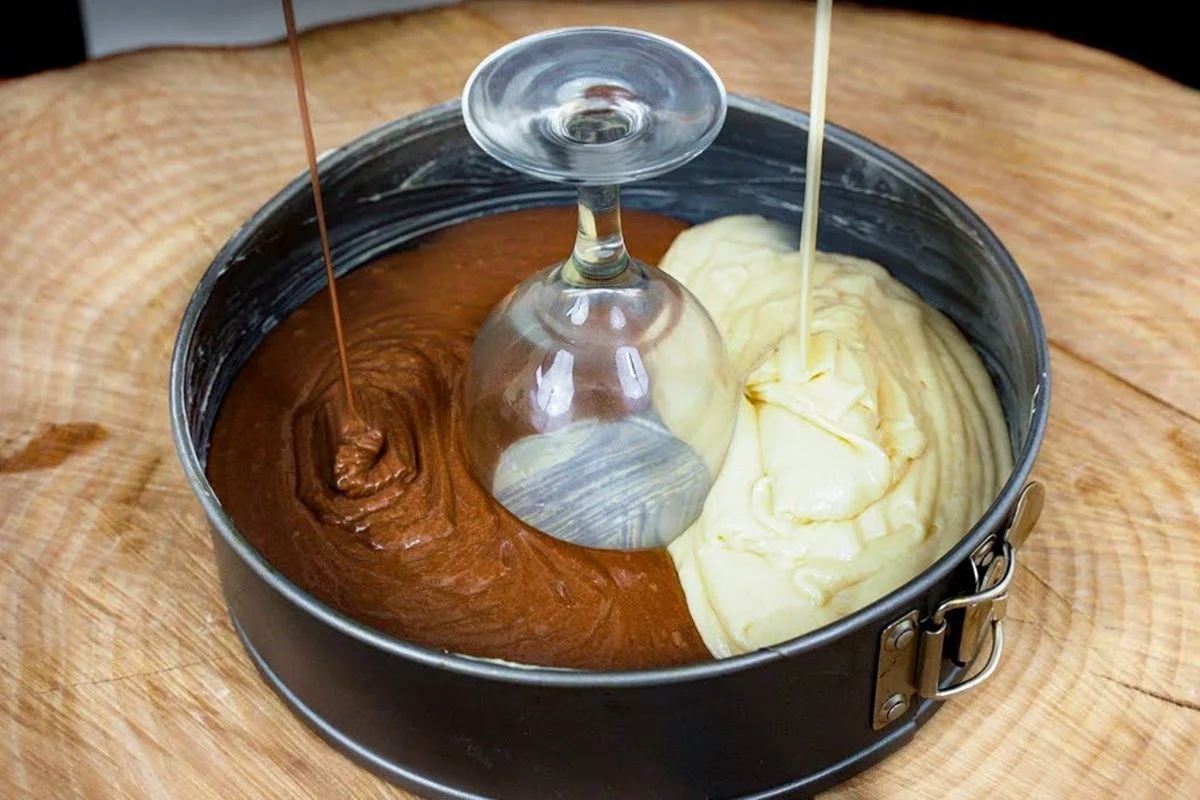 Ich stelle ein Glas in die Mitte und gieße dann die beiden Mischungen hinein: Dieser Kuchen ist fantastisch | Ich werde nie müde, es zu tun!