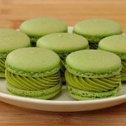 Macarons fatti in casa, buoni come in pasticceria | Con questa ricetta, ci riescono anche i principianti!