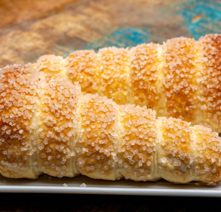 Cannolini di sfoglia e crema pasticcera | I dolcetti della domenica e non solo