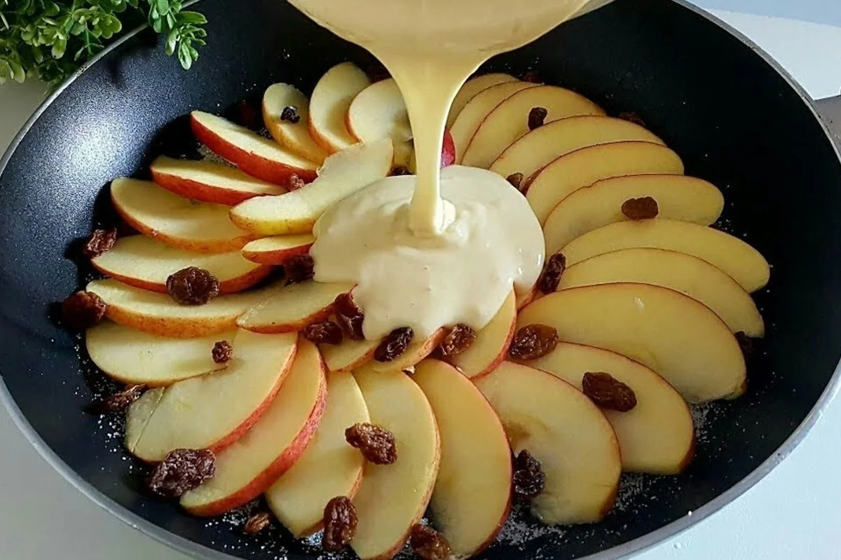 La prepari con 1 solo uovo e 2 cucchiai di olio | La torta di mele in padella con 160 Kcal