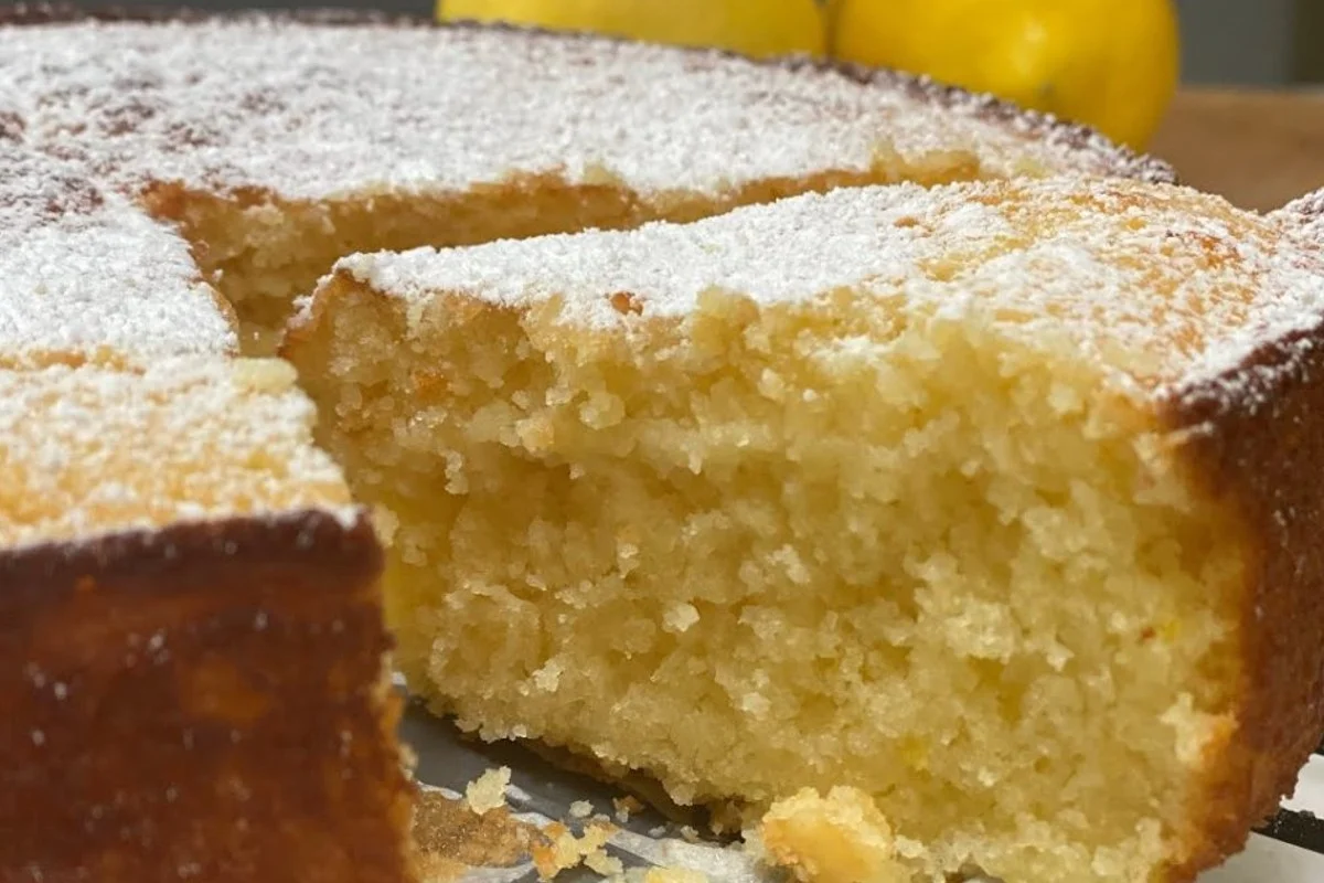 La sofficissima torta al limone | La più buona e succosa che abbia mai mangiato