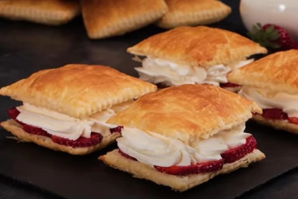 Sahne- und Erdbeer-Blätterteig: Das Dessert ist in wenigen Minuten fertig