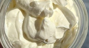 Lo yogurt greco fatto in casa è più buono | Si fa in 2 minuti con un 1 ingrediente!