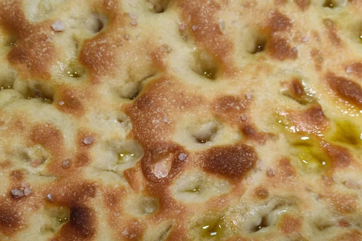 Kurzgesäuerte genuesische Focaccia: außen knusprig, innen weich. Probieren Sie mein Rezept aus!