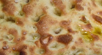 Focaccia genovese a lievitazione breve: Croccantissima fuori, morbida dentro | Ricetta facilissima!