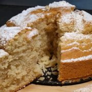 Torta vegana sofficissima, senza burro, senza latte e senza uova, è buonissima!