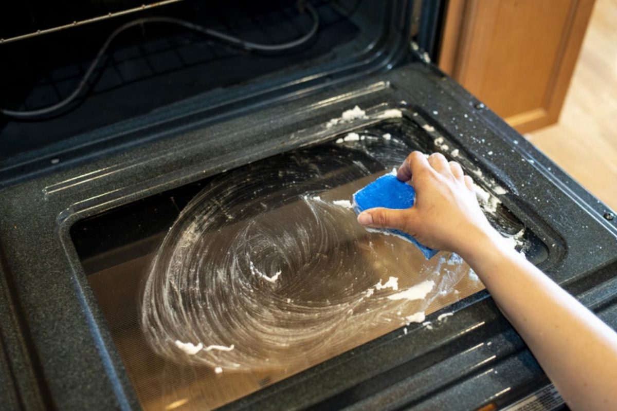 Vetro del forno sporchissimo, puliscilo così: sporco e grasso vanno via in una passata | Mai avuto un vetro così lucido!