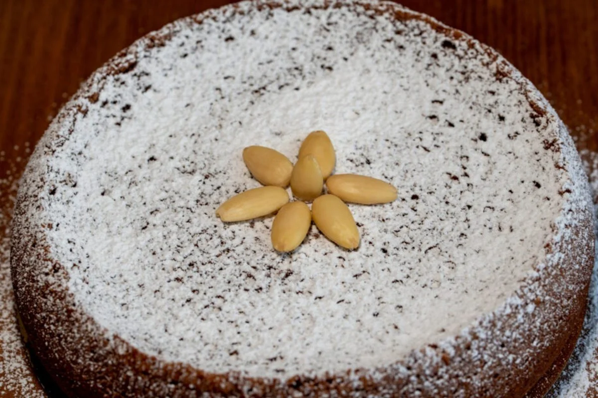 Mandelkuchen, der nach Pistazien schmeckt, aber ohne Pistazien mit 3 Zutaten. Ohne Butter, Öl und Milch