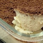 Sembra, ma non è tiramisù | Cremoso, goloso, pronto in 5 minuti: il dolce alla ricotta da 90 calorie!