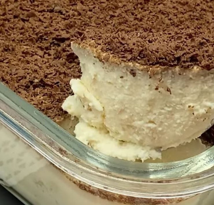 Sembra, ma non è tiramisù | Cremoso, goloso, pronto in 5 minuti: il dolce alla ricotta da 90 calorie!