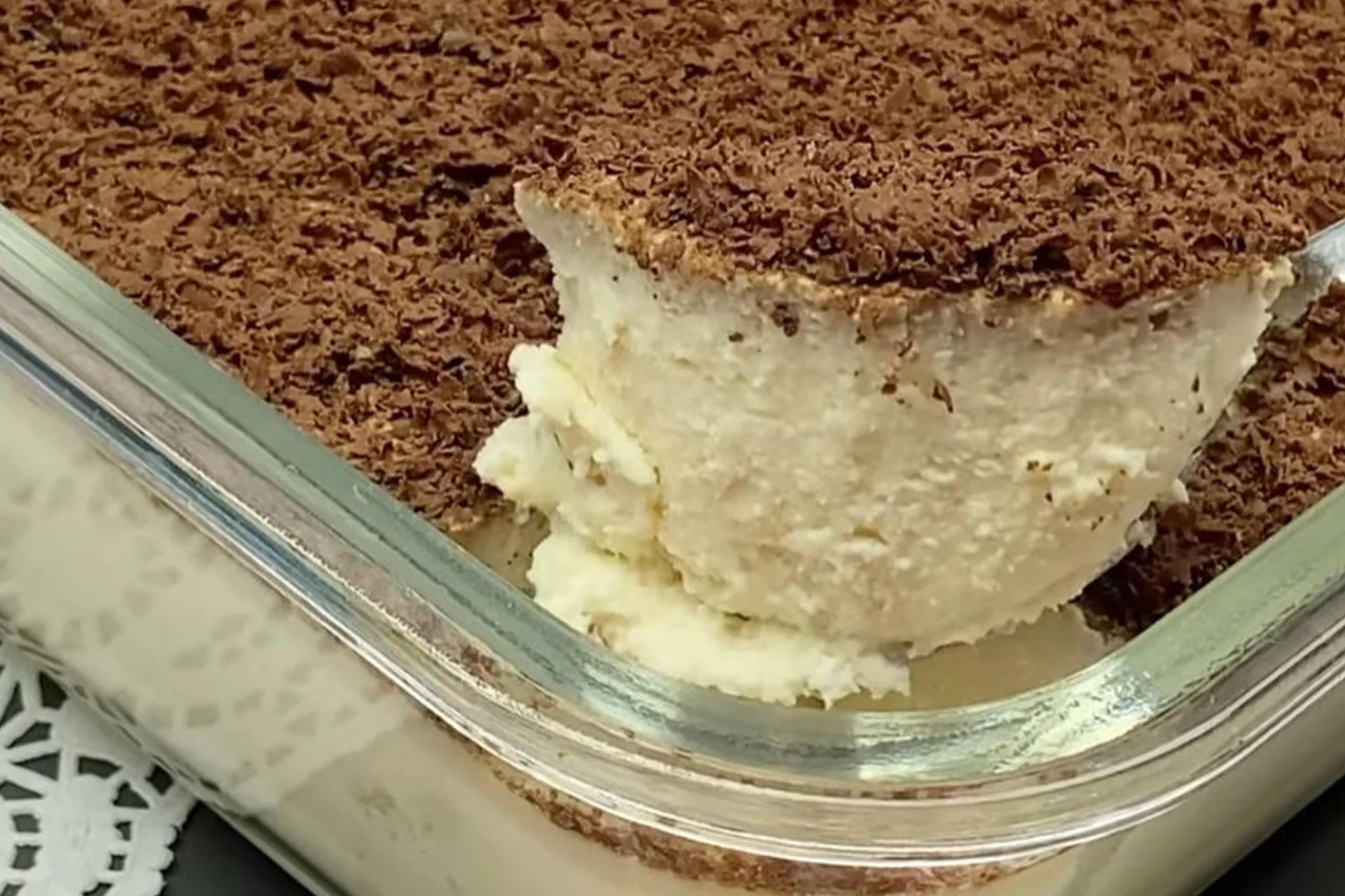 Sembra, ma non è tiramisù | Cremoso, goloso, pronto in 5 minuti: il dolce alla ricotta da 90 calorie!