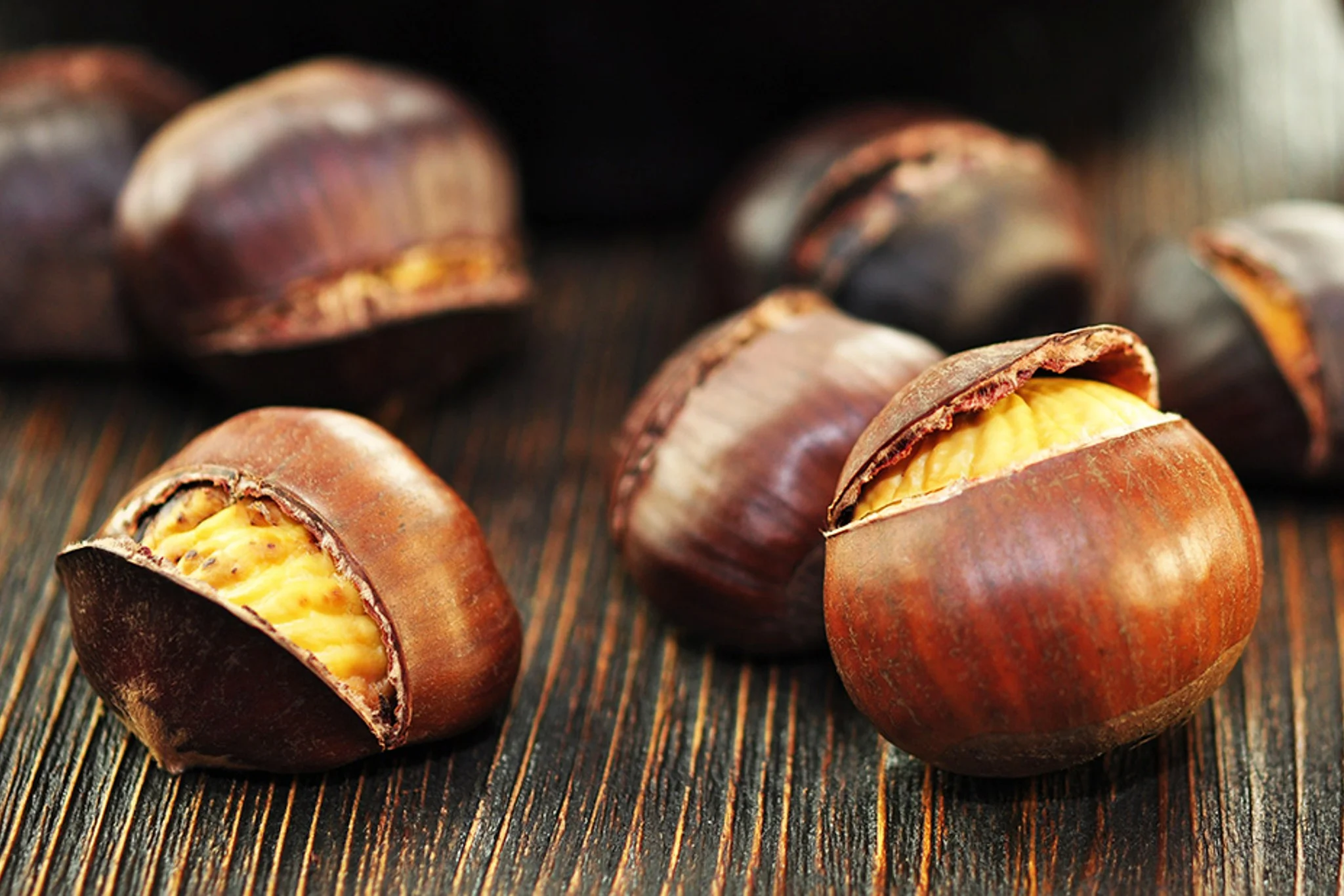 Castagne: fai così toglierai la buccia in 3 secondi: non serve metterle in forno. E’ semplicissimo!