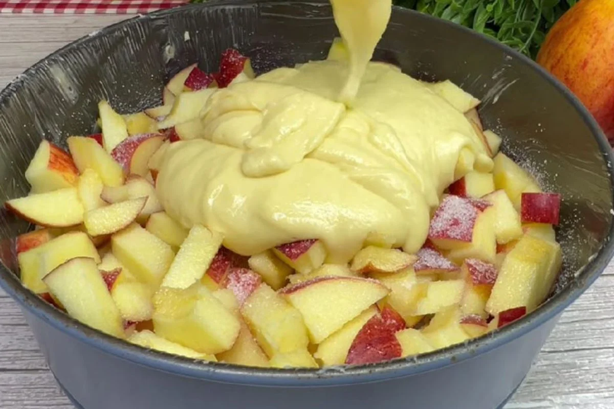3 Äpfel in die Form schneiden und den Teig einfüllen: Ich bereite diesen leckeren Kuchen in 5 Minuten zu | Nur 180 kcal!