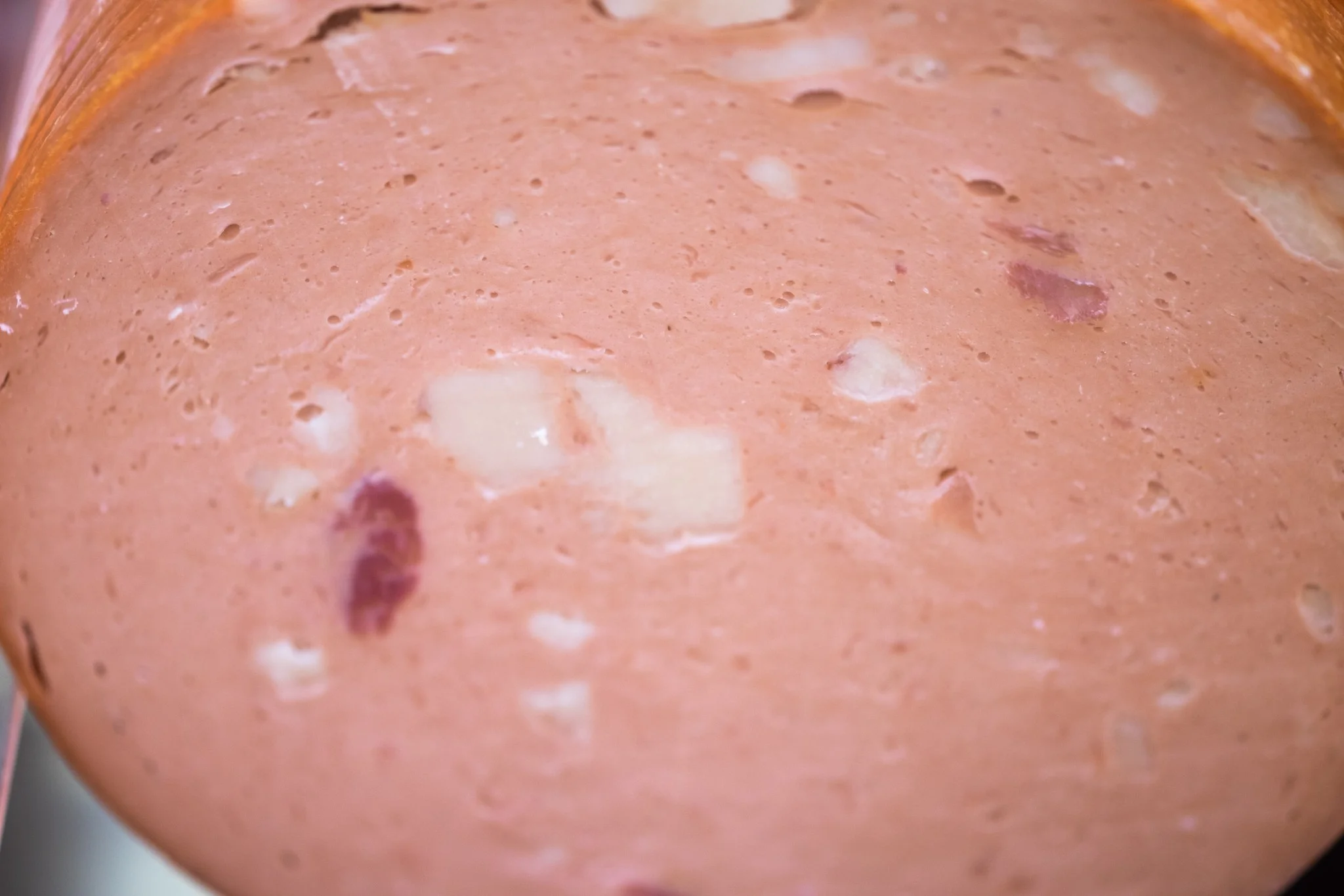 Allarme per listeria nella mortadella. Più di 4 supermercati coinvolti. Ritiri capillari e massima allerta!