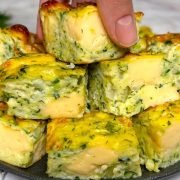 Con 2 zucchine grattugiate, uova e del formaggio ho preparato questo sformato delizioso | Solo 130 Kcal!