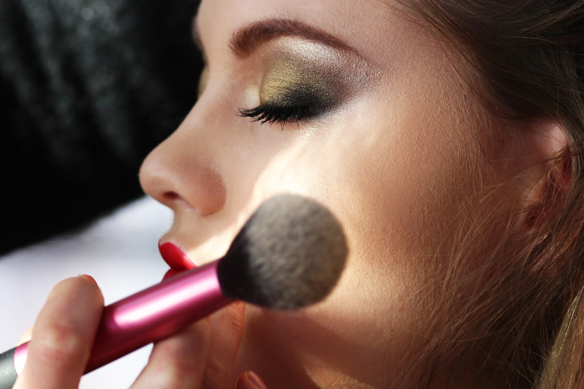 Il contouring è tornato: il trend 2022 lo vuole leggero e luminoso, glazed