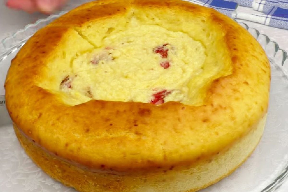 Verso la crema di ricotta e frutti di bosco al centro della torta: fatta così è golosissima | Solo 190 Kcal!