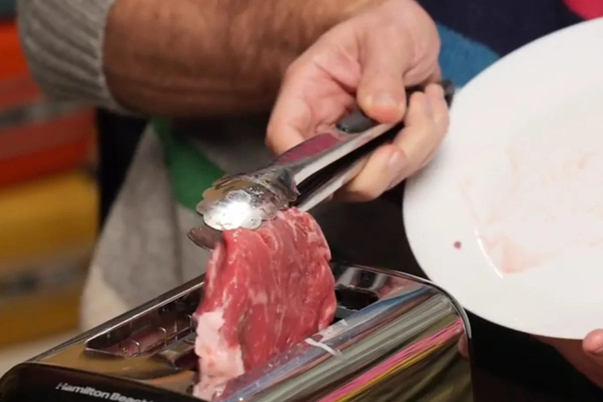 Fleisch im Toaster kochen: Der Trend, der im Internet in aller Munde ist, überzeugt uns nicht!
