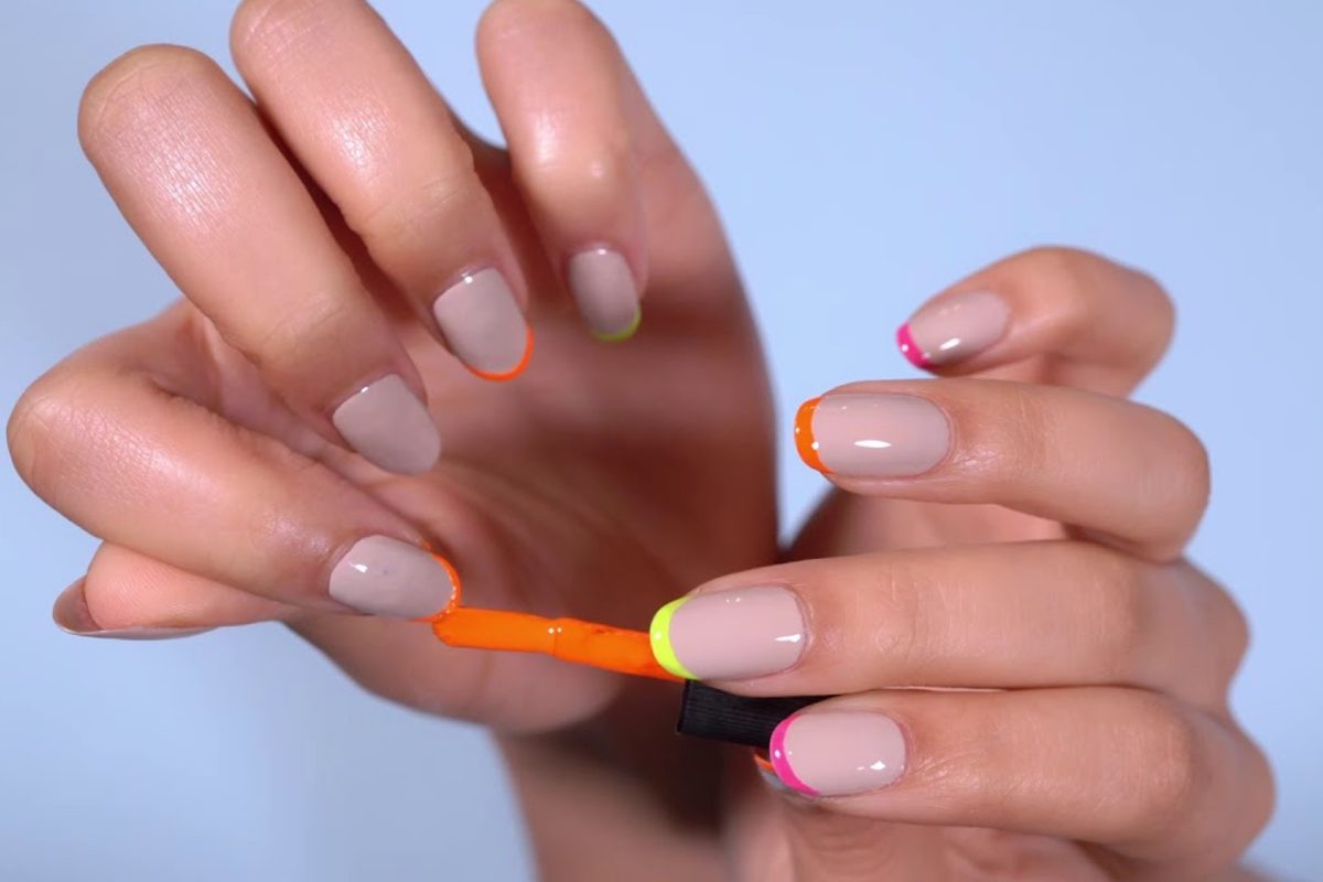 Nails art 2022: la manicure si tinge in fluo. Ecco come realizzare il nuovo trend