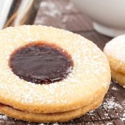 Questi biscotti di Natale alla marmellata sono i migliori di sempre e si sciolgono in bocca!