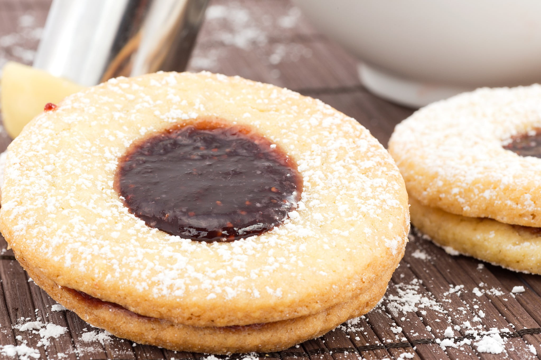 Questi biscotti di Natale alla marmellata sono i migliori di sempre e si sciolgono in bocca!
