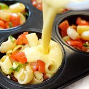 Hai uno stampo per muffin? Fai questi tortini di pasta al forno, sono così buoni! Solo 120 Kcal