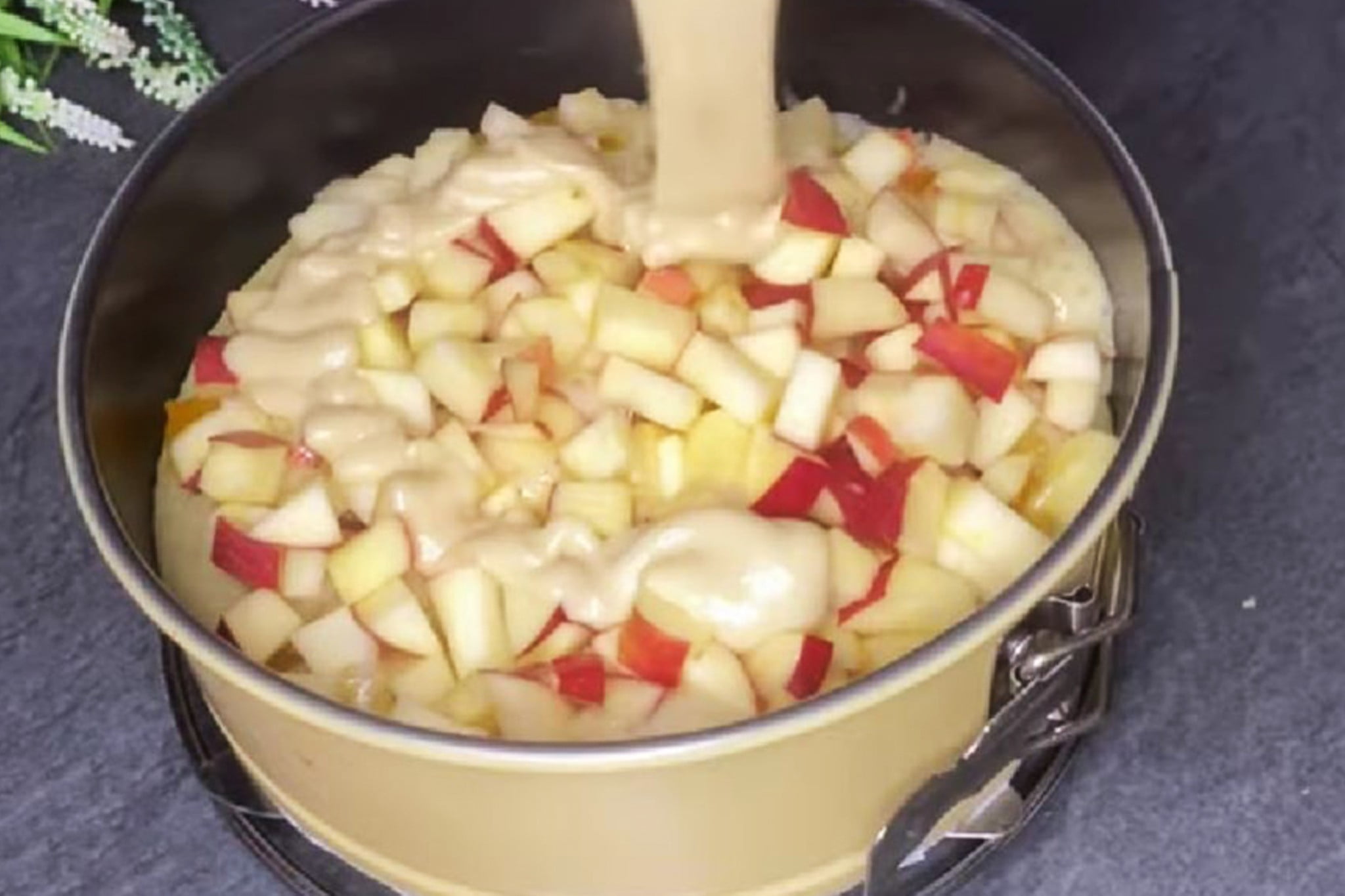 Torta di mele e marmellata: fatta così è ancora più buona. Solo 170 Kcal!