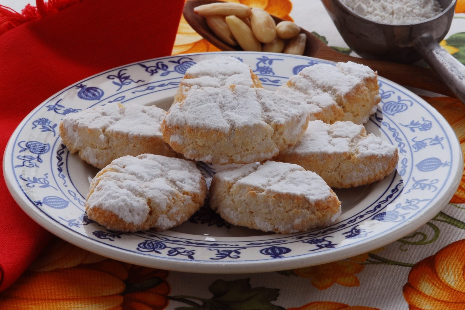 I ricciarelli: la ricetta originale del biscotto toscano più famoso al mondo.