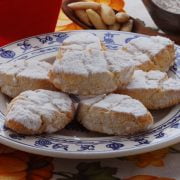 I ricciarelli: la ricetta originale del biscotto toscano più famoso al mondo.