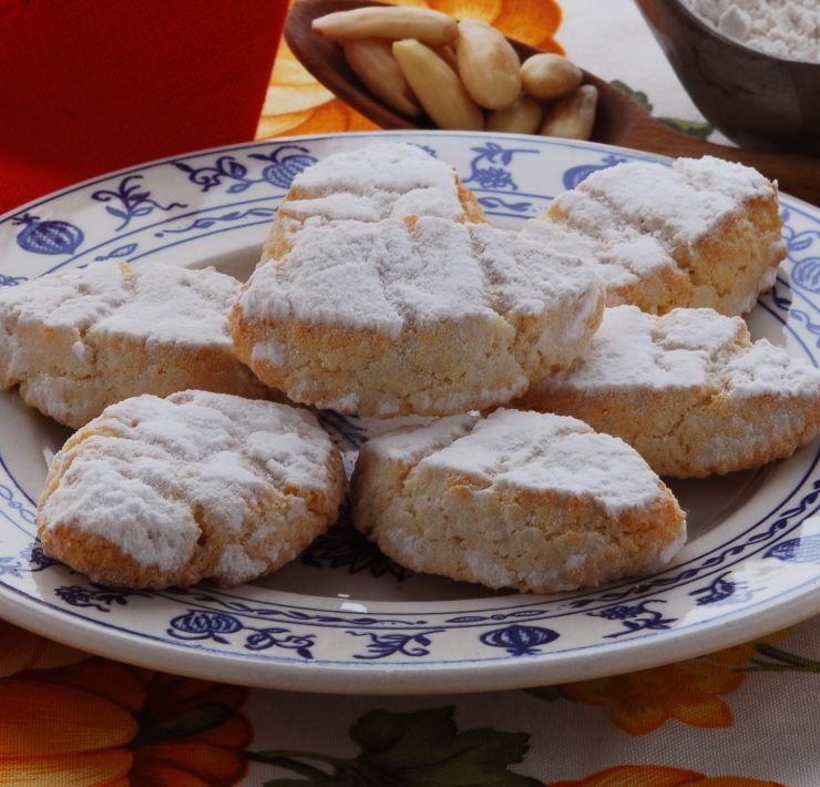 I ricciarelli: la ricetta originale del biscotto toscano più famoso al mondo.