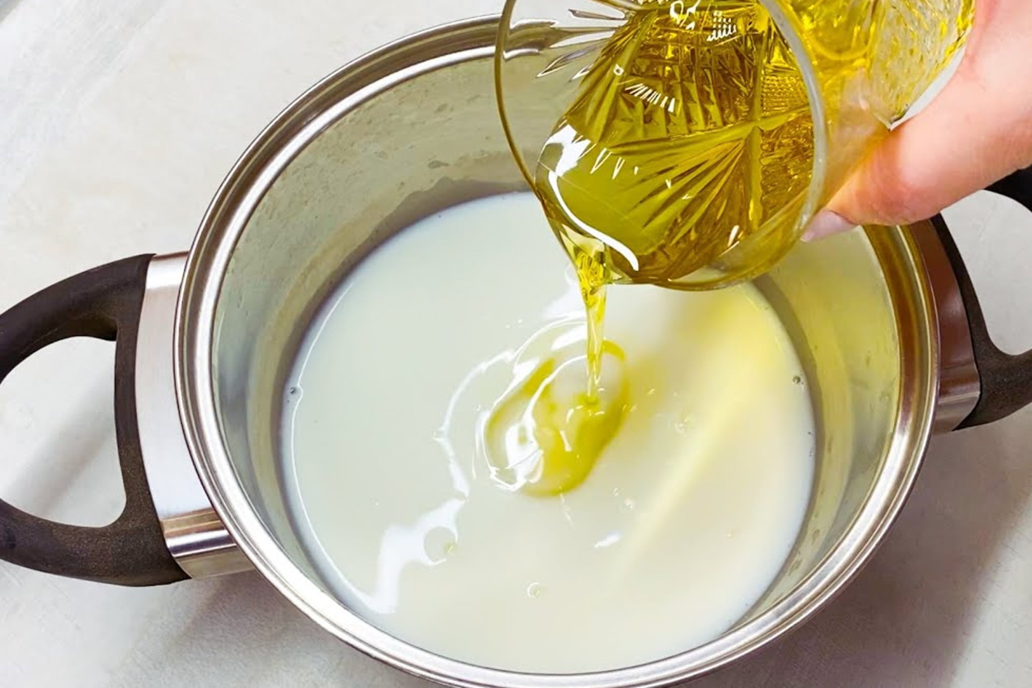 Versa l'olio d'oliva nel latte e prepara questa meravigliosa salsina