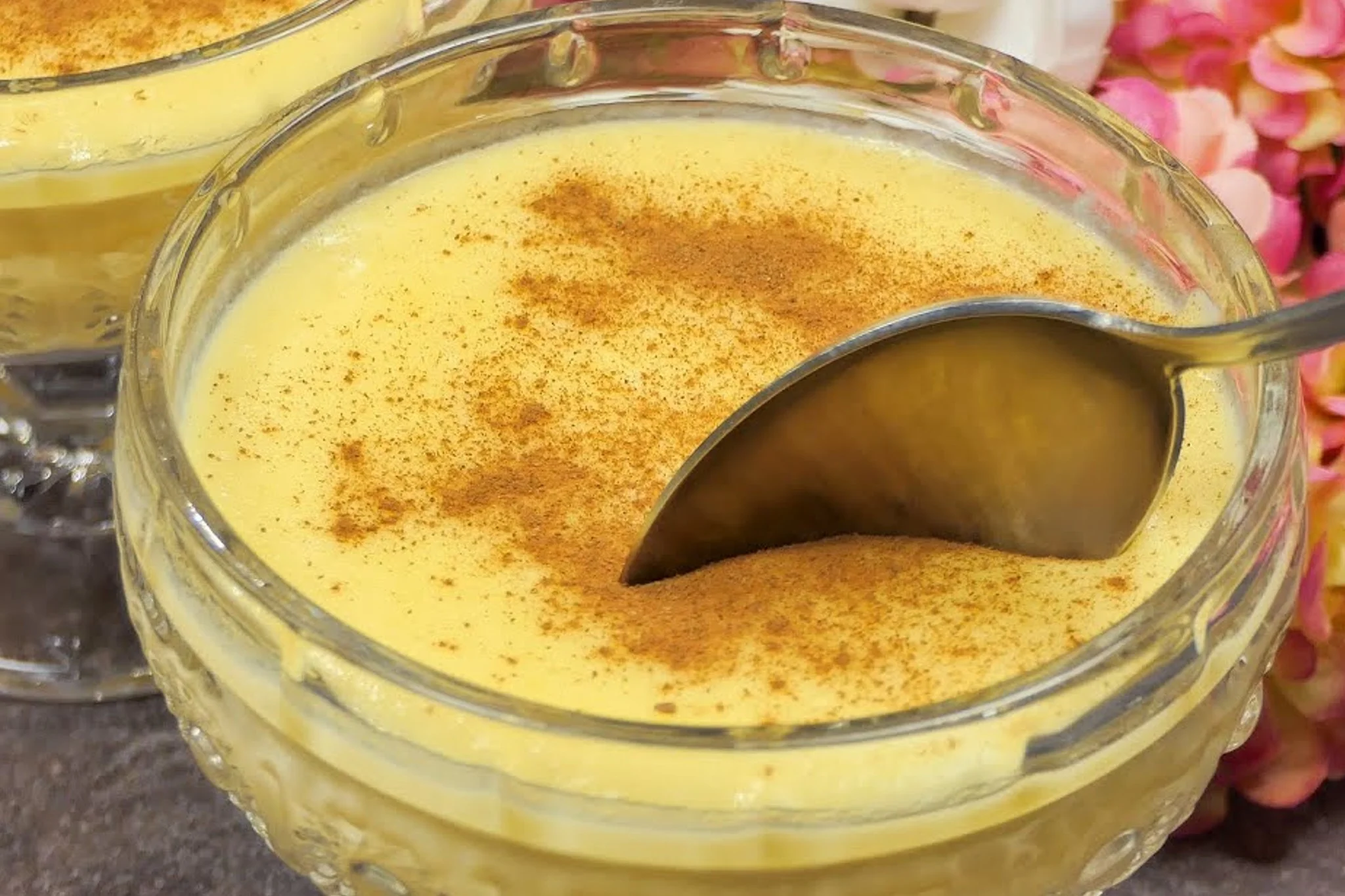 Crema vaniglia e limone: il dolce al cucchiaio pronto in un minuto senza farina