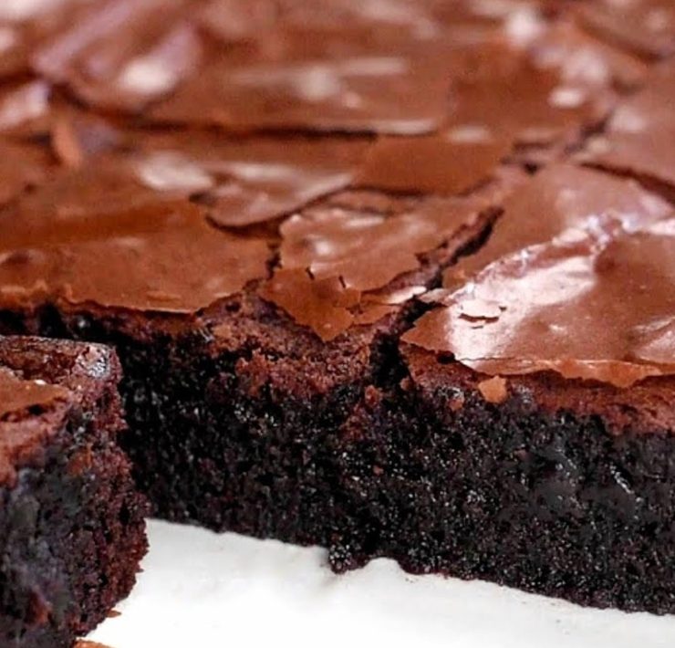 Brownie morbido e fondente senza cioccolato: lucidissimo e irresistibile. I trucchi per realizzarlo a regola d’arte.